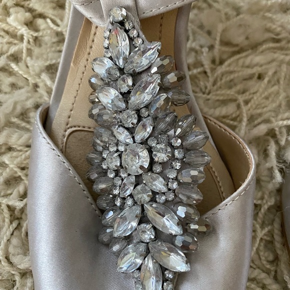 NWT Alex Marie Crystal Embellished Evening Sandals Silver Satin, size 6M - Picture 6 of 15